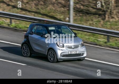 2017 Silver Smart Fortwo Prime Premium Auto; UK Vehicular Traffic, Transport, modern, Salonautos, ostwärts gebunden auf der 3-spurigen Autobahn M6. Stockfoto