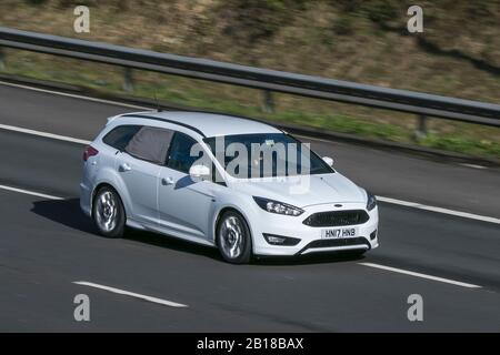 2017 weißer Ford Focus St-Line TDCI; Fahren auf der Autobahn M6 in der Nähe von Preston in Lancashire, Großbritannien Stockfoto