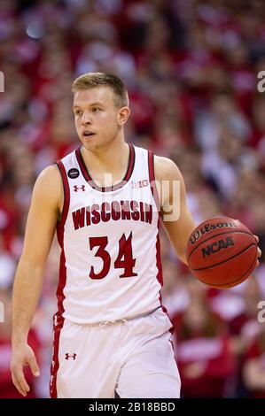 Madison, WI, USA. Februar 2020. Wisconsin Badgers schützen Brad Davison #34 während des NCAA-Basketballspiels zwischen den Rutgers Scarlet Knights und den Wisconsin Badgers im Kohl Center in Madison, WI. John Fisher/CSM/Alamy Live News Stockfoto