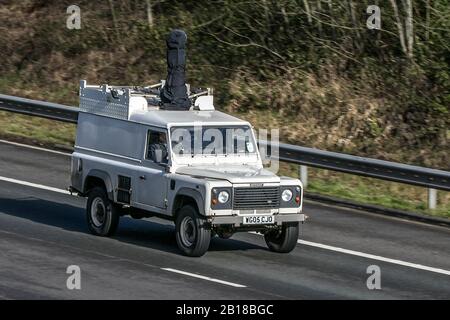 Überdachte Projektlast für den 2005 weißen Land Rover Defender 110 TD5; Auto auf der Autobahn M6 in der Nähe von Preston in Lancashire, Großbritannien Stockfoto