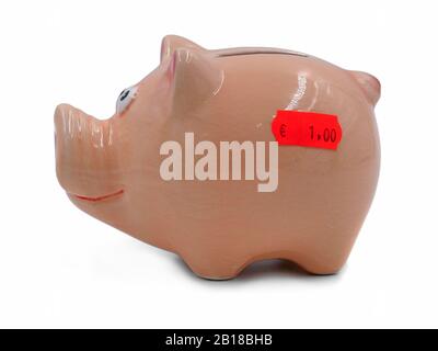 Seitenansicht der Schweinebank mit rotem Preisschild für einen Euro isoliert auf weißem Hintergrund Stockfoto