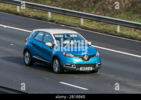 2015 blau-weiß Renault Capturd-Que M-Nav Energy; Fahren auf der Autobahn M6 in der Nähe von Preston in Lancashire, Großbritannien Stockfoto