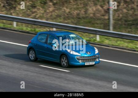 2008 Blue Peugeot 207 Sport; Fahren auf der Autobahn M6 in der Nähe von Preston in Lancashire, Großbritannien Stockfoto