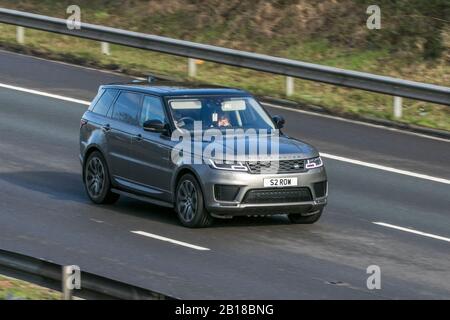 2018 SILBERNER Land Rover R Rover Sport HSE DYN SDV; Fahren auf der Autobahn M6 in der Nähe von Preston in Lancashire, Großbritannien Stockfoto