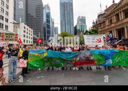 Sydney, Australien - 22. Februar 2020 - Schätzungsweise 6000 australische Demonstranten versammeln sich in der Sydney Town Hall in einer riesigen Protestkundgebung zum Klimawandel. Stockfoto