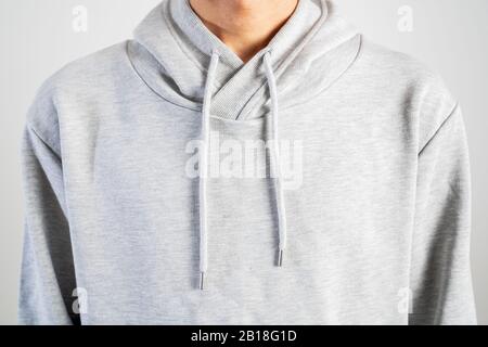 Jugendliche tragen graue Kapuze, Sweatshirt Mockup, isoliert auf weißem Hintergrund Stockfoto