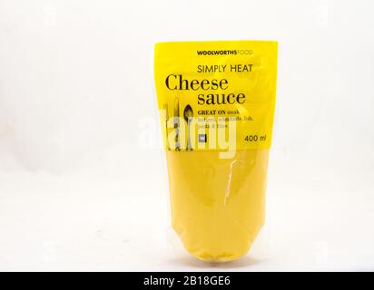 Alberton, Südafrika - eine Packung Woolworths Lebensmittelkäsesauce, isoliert auf einem klaren Hintergrundbild mit Kopierraum Stockfoto