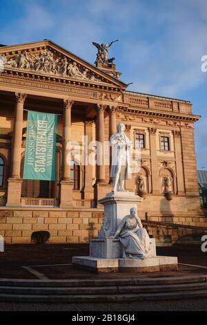 Statue des deutschen Dichters Friedrich Schillers vor dem Hessischen Staatstheater Wiesbaden. Stockfoto