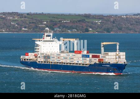 Cork Harbour, Cork, Irland. Februar 2020. Containerschiff ALS PETRONIA den Hafen von Cork verlässt, Irland mit Warencontainern für den Export, gebunden f Stockfoto