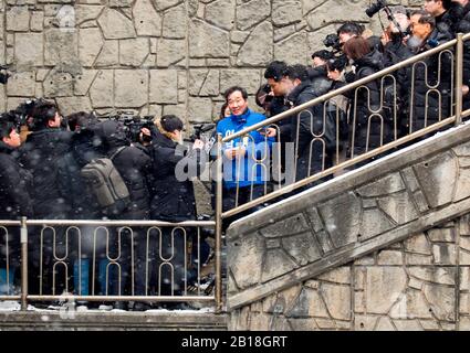 Lee Nak-Yon, 17. Februar 2020: Der Ehemalige Premierminister von Südkorea und ein Kandidat der regierenden Demokratischen Partei für die Parlamentswahlen vom 15. April, Lee Nak-Yon (C) besucht während seiner Kampagne eine Treppe am nördlichen Ende des Jahamun-Tunnels im Jongno-Distrikt in Seoul, Südkorea. Der Tunnel und die Treppe sind Drehorte des Oscar-prämierten Films "Parasite". Lee wird in Jongno kandidieren, einem symbolischen Wahlkreis in der koreanischen Politik, in dem Einflüsse in der Politik gewählt werden. Auch Hwang Kyo-Ahn, der Führer der konservativen Hauptopposition United Future Party (UFP), kandidelt in der Verstopfung Stockfoto