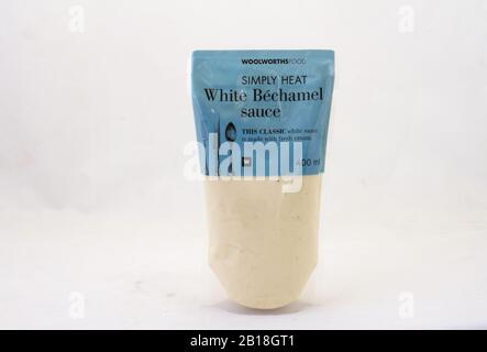 Alberton, Südafrika - eine Packung Woolworths Food-Weißbetchamel-Sauce, isoliert auf einem klaren Hintergrundbild mit Kopierraum Stockfoto