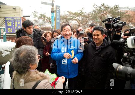 Lee Nak-Yon, 17. Februar 2020: Der Ehemalige Premierminister von Südkorea und ein Kandidat der regierenden Demokratischen Partei für die Parlamentswahlen vom 15. April, Lee Nak-Yon (C) während seiner Kampagne im Jongno District in Seoul, Südkorea als Reporter folgen ihm. Lee wird in Jongno kandidieren, einem symbolischen Wahlkreis in der koreanischen Politik, in dem Einflüsse in der Politik gewählt werden. Auch Hwang Kyo-Ahn, der Führer der konservativen Hauptopposition United Future Party (UFP), kandidierten im Wahlkreis. Credit: Lee Jae-Won/AFLO/Alamy Live News Stockfoto