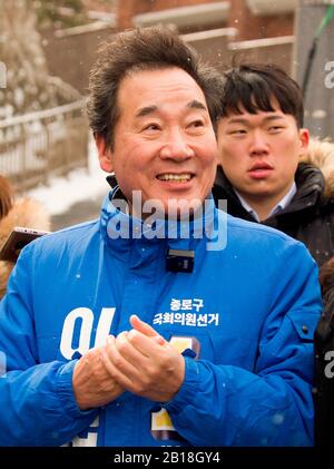 Lee Nak-Yon, 17. Februar 2020: Der Ehemalige Premierminister von Südkorea und ein Kandidat der regierenden Demokratischen Partei für die Parlamentswahlen vom 15. April, Lee Nak-Yon während seiner Kampagne im Jongno-Distrikt in Seoul, Südkorea. Lee wird in Jongno kandidieren, einem symbolischen Wahlkreis in der koreanischen Politik, in dem Einflüsse in der Politik gewählt werden. Auch Hwang Kyo-Ahn, der Führer der konservativen Hauptopposition United Future Party (UFP), kandidierten im Wahlkreis. Credit: Lee Jae-Won/AFLO/Alamy Live News Stockfoto