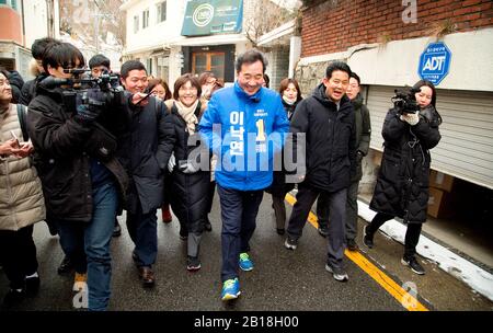 Lee Nak-Yon, 17. Februar 2020: Der Ehemalige Premierminister von Südkorea und ein Kandidat der regierenden Demokratischen Partei für die Parlamentswahlen vom 15. April, Lee Nak-Yon (C) während seiner Kampagne im Jongno District in Seoul, Südkorea als Reporter folgen ihm. Lee wird in Jongno kandidieren, einem symbolischen Wahlkreis in der koreanischen Politik, in dem Einflüsse in der Politik gewählt werden. Auch Hwang Kyo-Ahn, der Führer der konservativen Hauptopposition United Future Party (UFP), kandidierten im Wahlkreis. Credit: Lee Jae-Won/AFLO/Alamy Live News Stockfoto