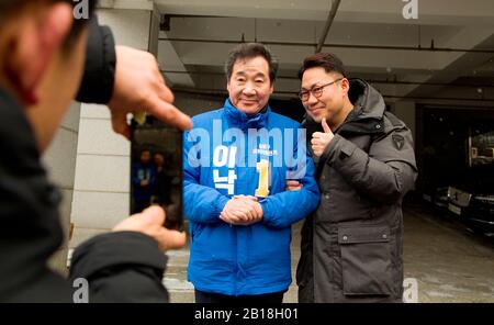 Lee Nak-Yon, 17. Februar 2020: Ehemaliger Premierminister von Südkorea und Kandidat der regierenden Demokratischen Partei für die Parlamentswahlen am 15. April, Lee Nak-Yon (C) während seiner Kampagne im Jongno District in Seoul, Südkorea. Lee wird in Jongno kandidieren, einem symbolischen Wahlkreis in der koreanischen Politik, in dem Einflüsse in der Politik gewählt werden. Auch Hwang Kyo-Ahn, der Führer der konservativen Hauptopposition United Future Party (UFP), kandidierten im Wahlkreis. Credit: Lee Jae-Won/AFLO/Alamy Live News Stockfoto