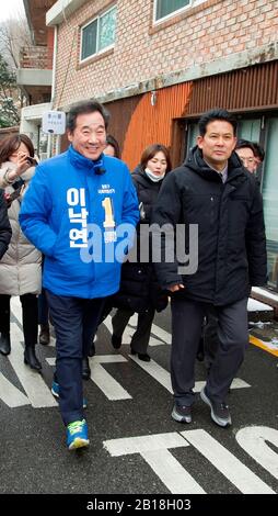 Lee Nak-Yon, 17. Februar 2020: Ehemaliger Premierminister von Südkorea und Kandidat der regierenden Demokratischen Partei für die Parlamentswahlen am 15. April, Lee Nak-Yon (L) während seiner Kampagne im Jongno District in Seoul, Südkorea. Lee wird in Jongno kandidieren, einem symbolischen Wahlkreis in der koreanischen Politik, in dem Einflüsse in der Politik gewählt werden. Auch Hwang Kyo-Ahn, der Führer der konservativen Hauptopposition United Future Party (UFP), kandidierten im Wahlkreis. Credit: Lee Jae-Won/AFLO/Alamy Live News Stockfoto