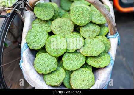 Grüne lotus-schoten in einem Korb auf einem Straßenmarkt in Xi'an, Provinz Shaanxi, China Stockfoto