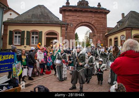 Neckargemuend, Deutschland - 22. Februar 2020: Traditioneller Karnevalsumzug in neckargemünd im pfälzischen Baden-Württemberg, Deutschland Stockfoto