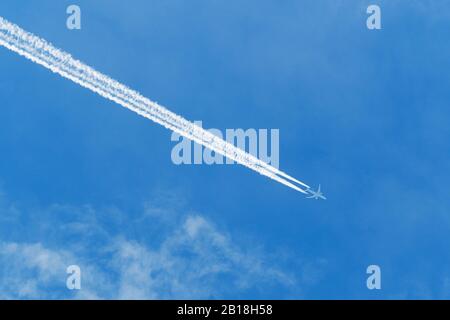 Richmond, British Columbia, Kanada. Februar 2020. Motorabgas-Kondensstreifen bilden sich hinter einem Flugzeug auf Reiseflughöhe, während es am Freitag, 21. Februar 2020 über dem internationalen Flughafen von Vancouver, Richmond, B.C. fliegt. Kredit: Bayne Stanley/ZUMA Wire/Alamy Live News Stockfoto