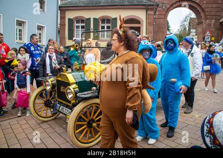 Neckargemuend, Deutschland - 22. Februar 2020: Traditioneller Karnevalsumzug in neckargemünd im pfälzischen Baden-Württemberg, Deutschland Stockfoto