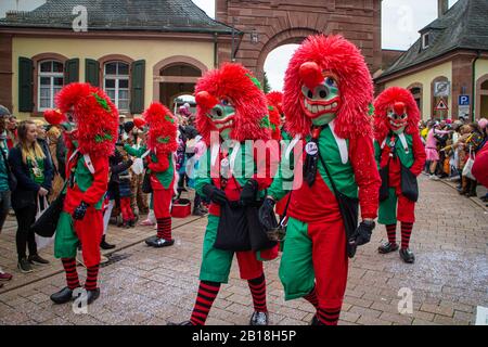 Neckargemuend, Deutschland - 22. Februar 2020: Traditioneller Karnevalsumzug in neckargemünd im pfälzischen Baden-Württemberg, Deutschland Stockfoto