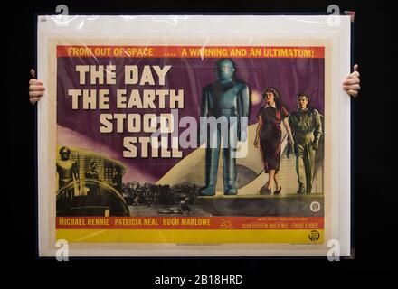 Prop Store Poster Consultant Mark Hochman hält ein UK Quad Poster für den Film "The Day the Earth Stand Still" aus dem Jahr 1951 (Schätzung £11k -£13k), während einer Vorschau für die bevorstehende Kinoposter-Auktion des Prop Store. Stockfoto