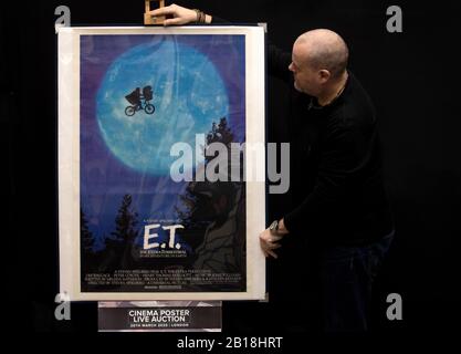 Prop Store Posterberater Mark Hochman sieht sich ein US One-Sheet-Poster für den Film "E.T, The Extra Terrestrial" aus dem Jahr 1982 (Schätzung £800 - 1.200 £) während einer Vorschau für die bevorstehende Kinoposter-Auktion des Prop Store an. Stockfoto