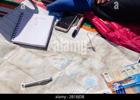 Mongolia Ulgii 2019-05-03 Reisende, die eine Reise planen, die Zielorte auf der Karte anzeigen, Reiseführer und Reiseberichte. Konzept Weltenbummler Suche Ort, mak Stockfoto