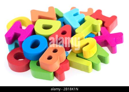 Farbige Buchstaben aus Holzalphabet isoliert auf weißem Hintergrund Stockfoto