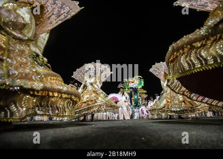 Sao Paulo, Brasilien. Februar 2020. Tänzer mit Unidos de Vila Maria Samba Schule nehmen an einer von China inspirierten Samba Show in Sao Paulo, Brasilien, 23. Februar 2020 Teil. To GO WITH'Feature: Von China inspirierte Samba-Show Thrills Revelers at Brazil's Carnival' Credit: Rahel Patrasso/Xinhua/Alamy Live News Stockfoto