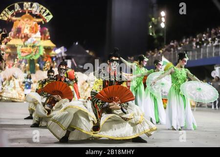 Sao Paulo, Brasilien. Februar 2020. Tänzer mit Unidos de Vila Maria Samba Schule nehmen an einer von China inspirierten Samba Show in Sao Paulo, Brasilien, 23. Februar 2020 Teil. To GO WITH'Feature: Von China inspirierte Samba-Show Thrills Revelers at Brazil's Carnival' Credit: Rahel Patrasso/Xinhua/Alamy Live News Stockfoto