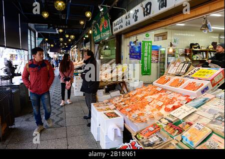 Nijo vermarktet viele Geschäfte, die frische lokale Produkte und Meeresfrüchte verkaufen Stockfoto