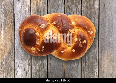 Ostersüße Brote, griechische Tsoureki auf Holztisch, Draufsicht. Geflochtene Brioche, festliche traditionelle Cozonac, Herausforderung Stockfoto