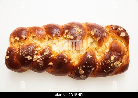 Süßes Brot, oster-tsoureki-Cozonac isoliert auf weißem Hintergrund, Draufsicht. Geflochtene Brioche, festliche traditionelle Herausforderung Stockfoto