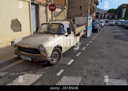 Ein rostender, rausender, angeschlagene Pickup-Truck Peugoet 404, der auf der Straße in Nizza, Frankreich, geparkt wurde Stockfoto