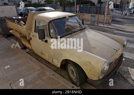 Ein rostender, rausender, angeschlagene Pickup-Truck Peugoet 404, der auf der Straße in Nizza, Frankreich, geparkt wurde Stockfoto