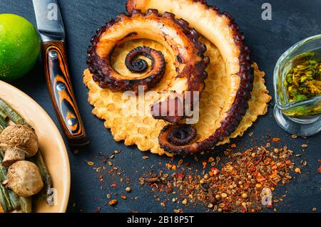 Gegrillter Kraken mit geröstetem Gemüse.Octopus-Tentakel auf Grill Stockfoto