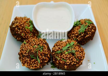 Platte mit Leckeren Falafel-Tiefgebratenen Bällen mit Joghurt Dip Stockfoto