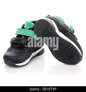 Schwarze Sneaker für Jungen mit türkisfarbenen Einsätzen isoliert auf weiß Stockfoto