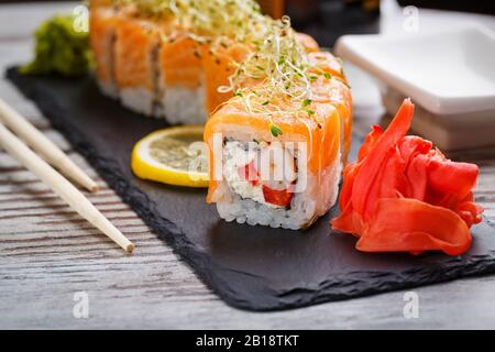 Philadelphia Roll Sushi mit Lachs und Microgreen. Japanisches Essen. Stockfoto