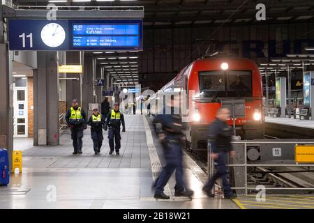 München, Deutschland. Februar 2020. Sicherheitskräfte der Bundespolizei und der DB-Sicherheit passieren den Eurocity-Zug aus Venedig. Der Zug, der aus Angst vor dem Corona-Virus am Brennerpass angehalten wurde, kam am frühen Montagmorgen, mehrere Stunden später, in München an. Kredit: Lino Mirgeler / dpa / Alamy Live News Stockfoto