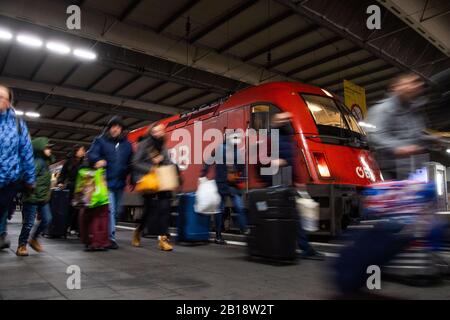 München, Deutschland. Februar 2020. Die Passagiere passieren den Eurocity-Zug von Venedig aus. Der Zug, der aus Angst vor dem Corona-Virus am Brennerpass angehalten wurde, kam am frühen Montagmorgen, mehrere Stunden später, in München an. Kredit: Lino Mirgeler / dpa / Alamy Live News Stockfoto