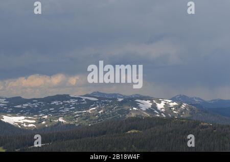 Frühsommer in Colorado: Clark Peak und Cameron Peak Von der Medicine Bow Curve an der Trail Ridge Road im Rocky Mountain National Peak Stockfoto