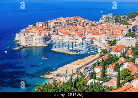 Ein Panoramablick auf die ummauerte Stadt Dubrovnik, Kroatien. Stockfoto