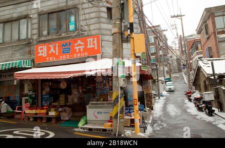 Der Dwejissal-Supermarkt und die Treppe zu Kims Haus in dem Film "Parasite", 17. Februar 2020: Der Dwejissal-Supermarkt, der Woori-Supermarkt im koreanischen Film "Parasite" genannt wird, und die Treppe zu Kims Haus (R) im Film sind in Seoul, Südkorea zu sehen. Der Supermarkt und die Treppe sind ikonische Drehorte des Oscar-prämierten Films "Parasite" unter der Regie von Bong Joon-Ho. Credit: Lee Jae-Won/AFLO/Alamy Live News Stockfoto