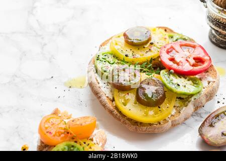 Italienische Vorspeise Friselle mit Tomaten, Käse und Thymian. Italienische Küche. Gesundes vegetarisches Essen. Schneller und einfacher Snack. Antipasti Konzept. SP kopieren Stockfoto