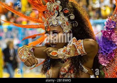 Rio de Janeiro, Brasilien. Februar 2020. Mitglied der Samba-Schule Paraiso do Tuiuti während des ersten Tages der Special Group Parade im Karneval in Rio de Janeiro, veranstaltet in der Marques de Sapucai Avenue.Foto: Mauricio Almeida Credit: Mauricio Almeida/AM Press/ZUMA Wire/Alamy Live News Stockfoto