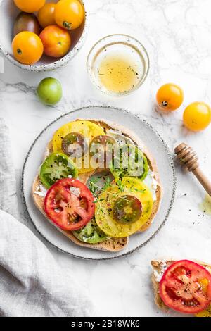 Italienische Vorspeise Friselle mit Tomaten, Käse und Thymian. Italienische Küche. Gesundes vegetarisches Essen. Schneller und einfacher Snack. Antipasti Konzept. Top vie Stockfoto
