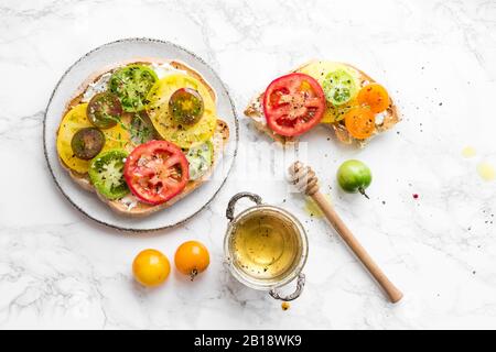 Italienische Vorspeise Friselle mit Tomaten, Käse und Thymian. Italienische Küche. Gesundes vegetarisches Essen. Schneller und einfacher Snack. Antipasti Konzept. Top vie Stockfoto
