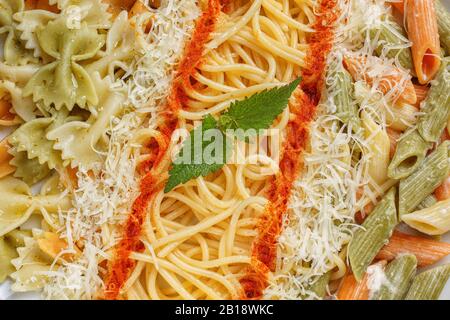 Verschiedene Arten von Pasta. Clous auf. Pasta Hintergrund Stockfoto